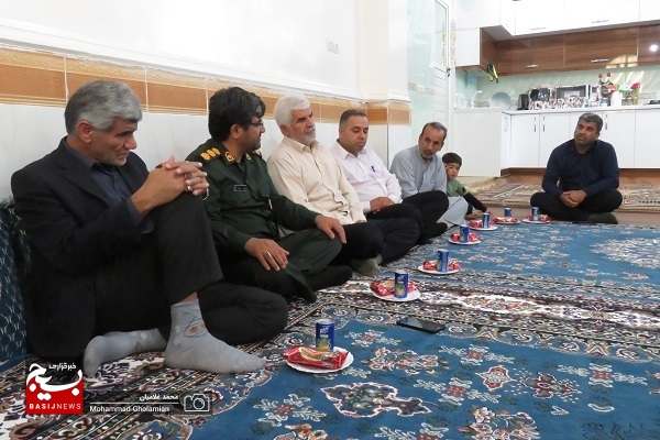 دیدار فرمانده ناحیه سپاه کنگان با سه خانواده شهید