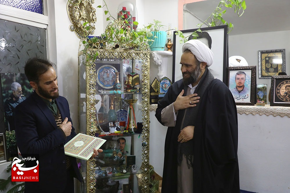 مسئولان سپاه استان قم از خانواده شهید زاهدلویی تقدیر کردند