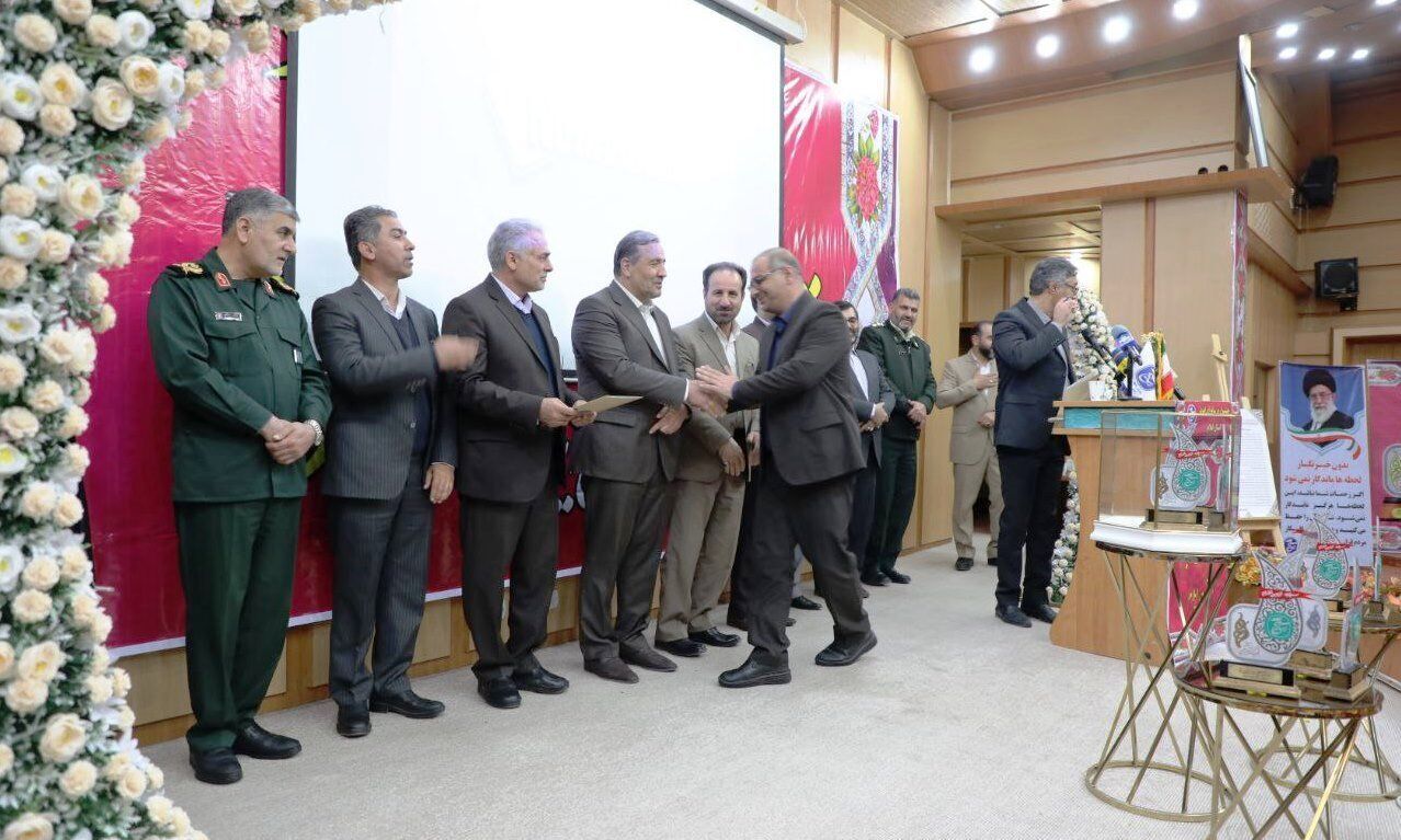 خبرنگاران مرکز ایلام در هشتمین جشنواره رسانه ای ابوذر حائز رتبه های برتر شدند خبرنگاران مرکز ایلام در هشتمین جشنواره رسانه ای ابوذر حائز رتبه های برتر شدند