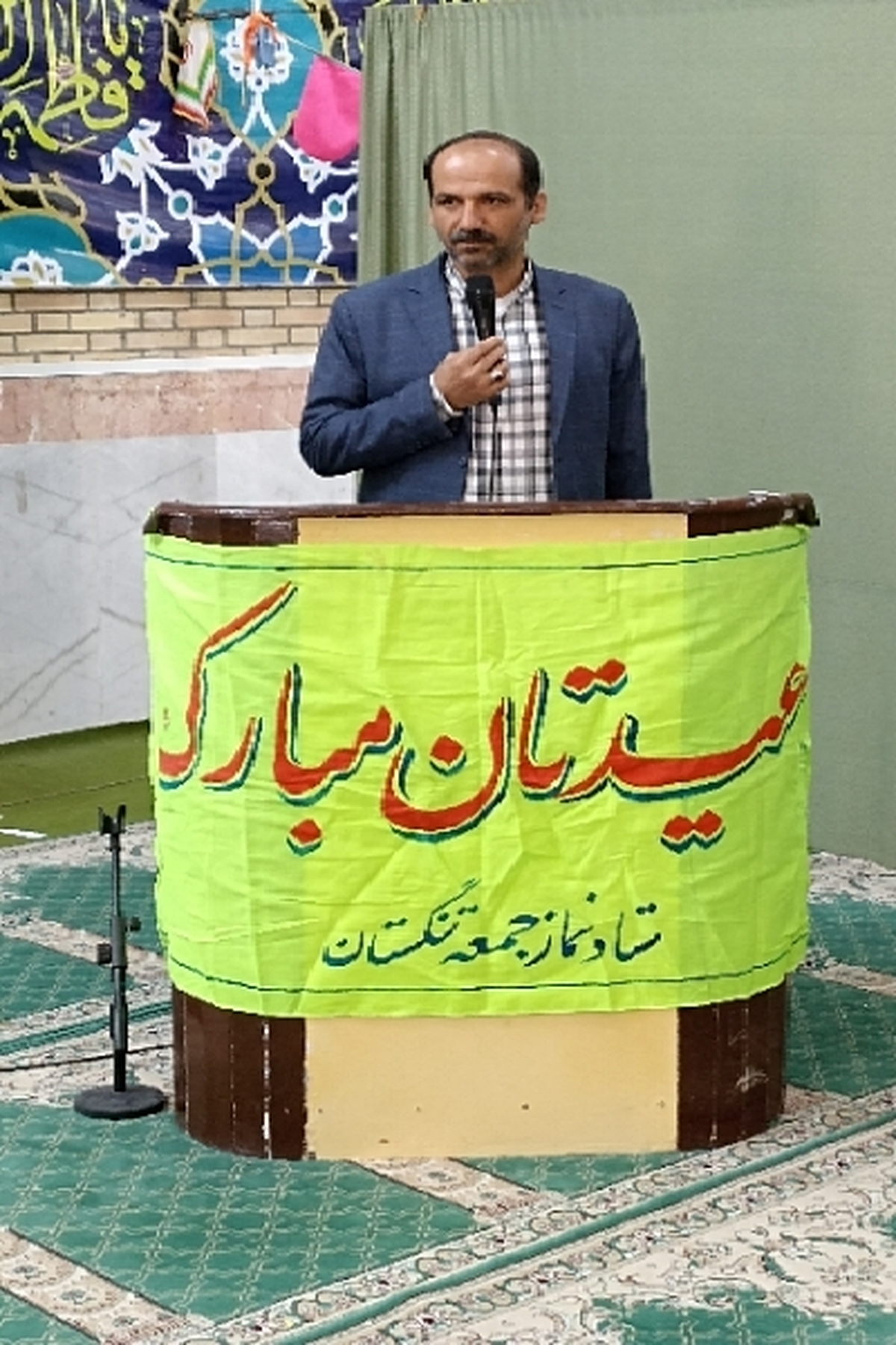سخنرانی رییس کمیته امداد امام خمینی (ره) شهرستان تنگستان قبل از خطبه‌های نمازجمعه شهر اهرم