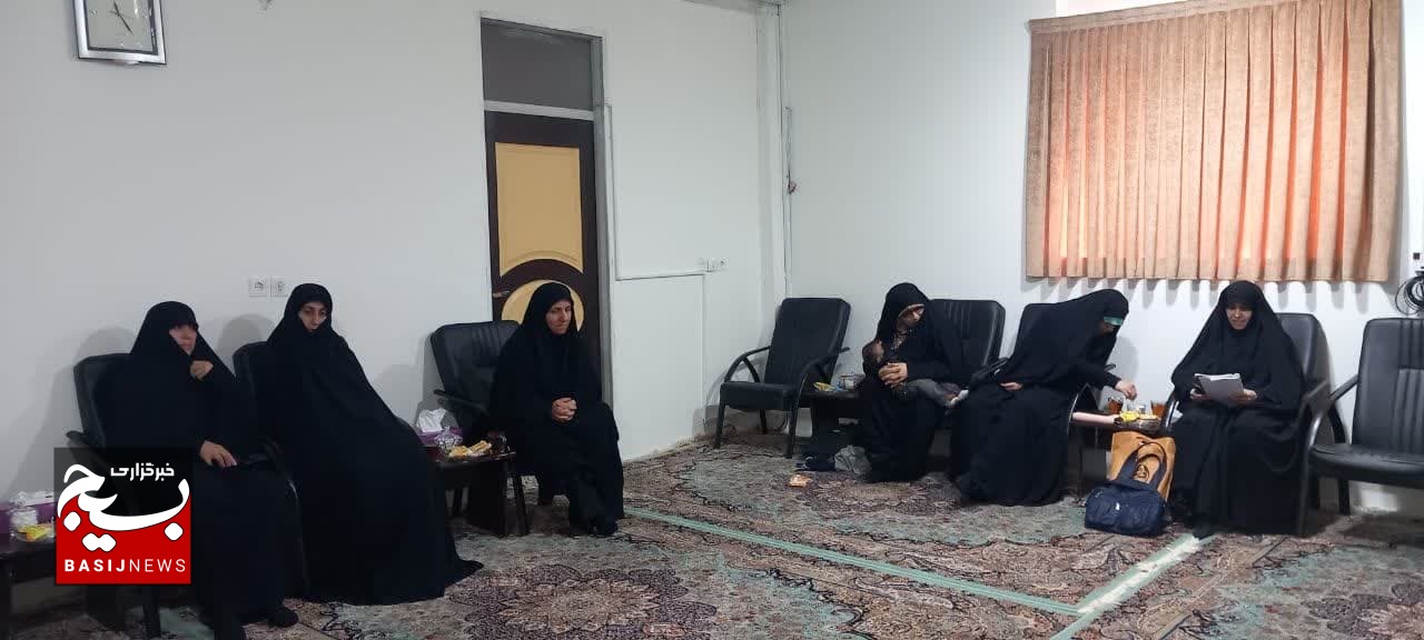دیدار فرماندهان پایگاههای بسیج خواهران با امامجمعه شهر پردیسان قم دیدار فرماندهان پایگاههای بسیج خواهران با امامجمعه شهر پردیسان قم