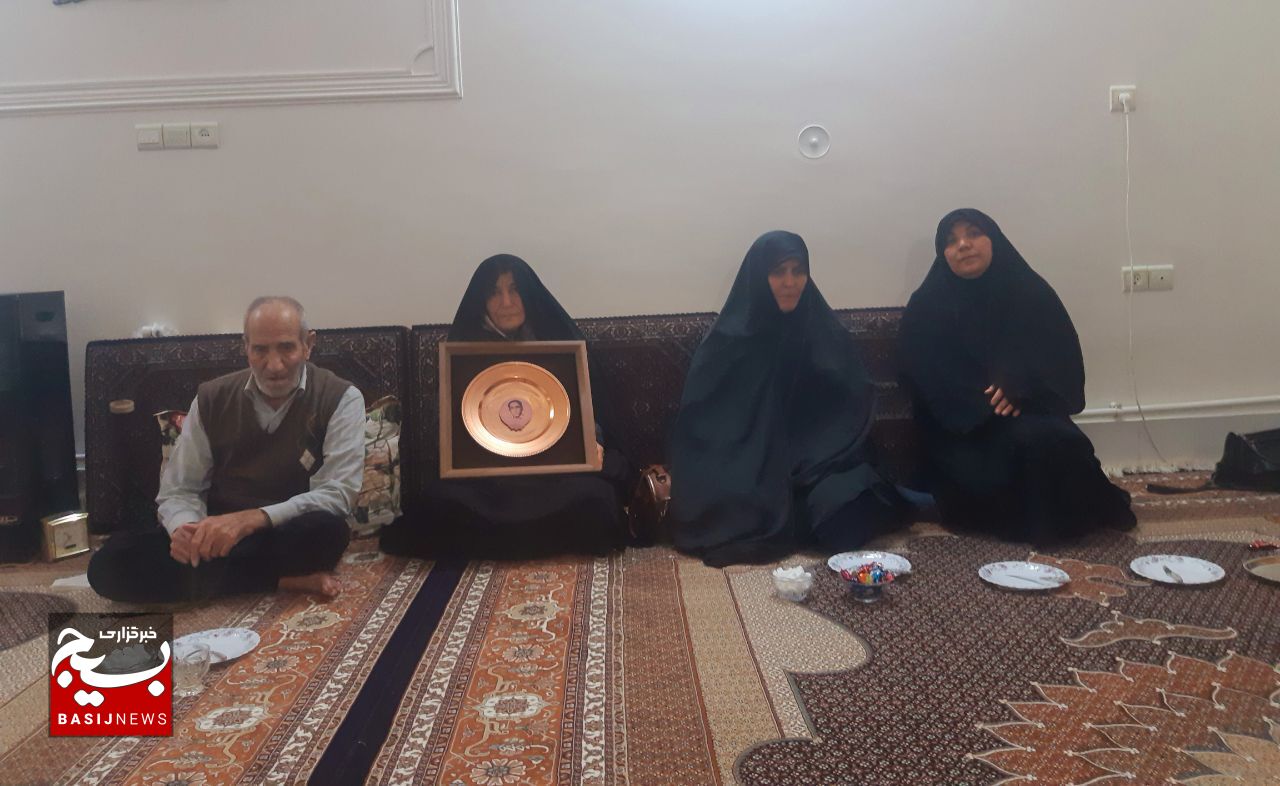 دیدار مسئول بسیج جامعه زنان سپاه زنجان با خانواده شهید«قربانی» + تصاویر دیدار مسئول بسیج جامعه زنان سپاه زنجان با خانواده شهید«قربانی» + تصاویر