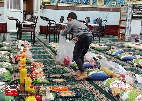 تهیه و توزیع 80 بسته کمک معیشتی و 300 جفت کفش در بین خانواده های آبرومند