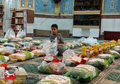 تهیه و توزیع 80 بسته کمک معیشتی و 300 جفت کفش در بین خانواده های آبرومند