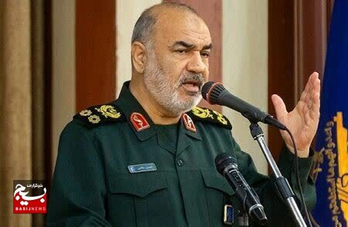 هدف دشمن فاصله گذاشتن بین جوانان و ارزش های اصیل انقلاب اسلامی است