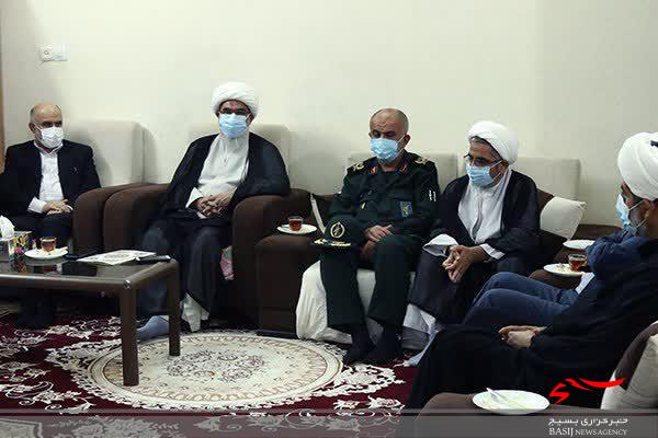 دیدار مسئولین استان بوشهر با سه خانواده شهید روحانی