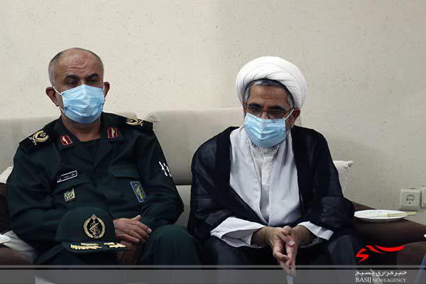 دیدار مسئولین استان بوشهر با سه خانواده شهید روحانی