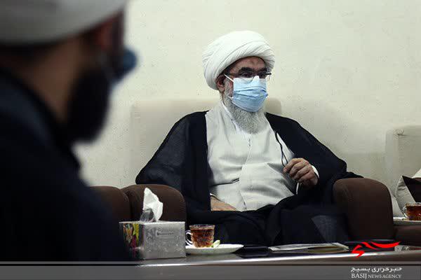 دیدار مسئولین استان بوشهر با سه خانواده شهید روحانی