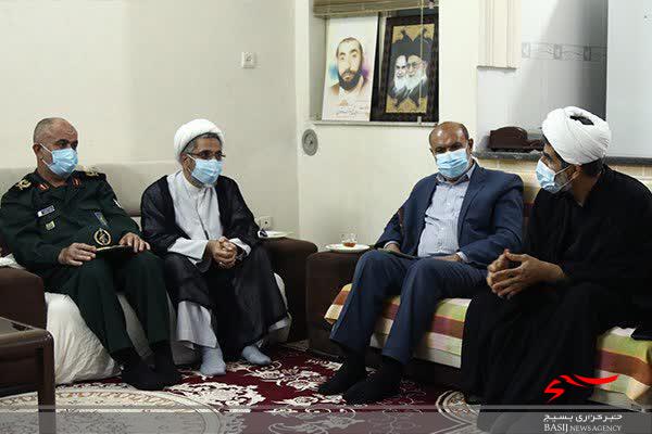 دیدار مسئولین استان بوشهر با سه خانواده شهید روحانی