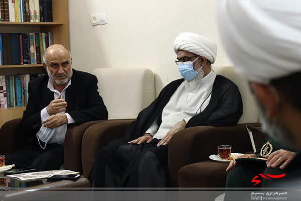 دیدار مسئولین استان بوشهر با سه خانواده شهید روحانی