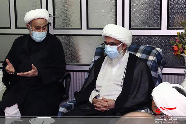 دیدار مسئولین استان بوشهر با سه خانواده شهید روحانی