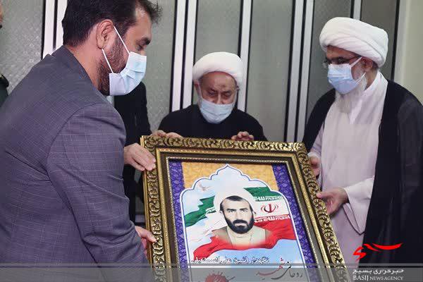 دیدار مسئولین استان بوشهر با سه خانواده شهید روحانی