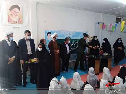 به مناسبت گرامیداشت هفته معلم و عقیدتی سیاسی؛ زنگ سپاس در مدرسه ثارالله رفسنجان نواخته شد