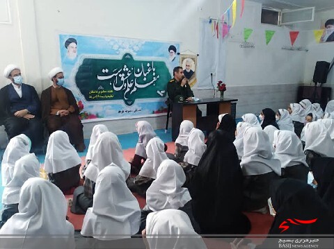 به مناسبت گرامیداشت هفته معلم و عقیدتی سیاسی؛ زنگ سپاس در مدرسه ثارالله رفسنجان نواخته شد