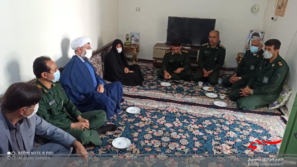دیدار  مسئولین شهرستان دشتی با خانواده شهید بردستانی