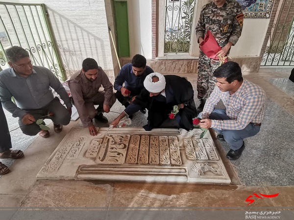 غبار روبی گلزار شهدا شهر دلوار در هفته عقیدتی سیاسی