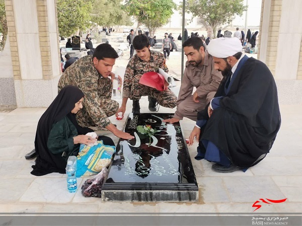 غبار روبی گلزار شهدا شهر دلوار در هفته عقیدتی سیاسی