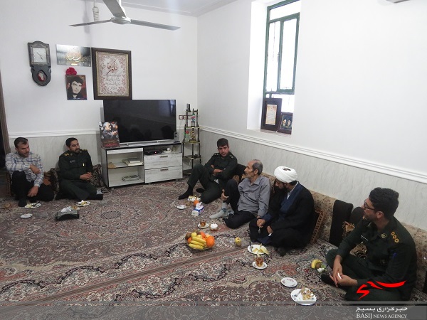 دیدار با خانواده معلم شهید خضر نامور در هفته عقیدتی سیاسی دیدار با خانواده معلم شهید خضر نامور در هفته عقیدتی سیاسی