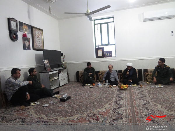 دیدار با خانواده معلم شهید خضر نامور در هفته عقیدتی سیاسی دیدار با خانواده معلم شهید خضر نامور در هفته عقیدتی سیاسی