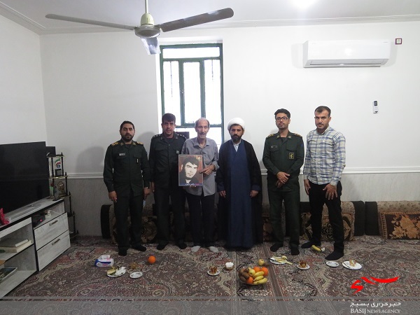دیدار با خانواده معلم شهید خضر نامور در هفته عقیدتی سیاسی دیدار با خانواده معلم شهید خضر نامور در هفته عقیدتی سیاسی