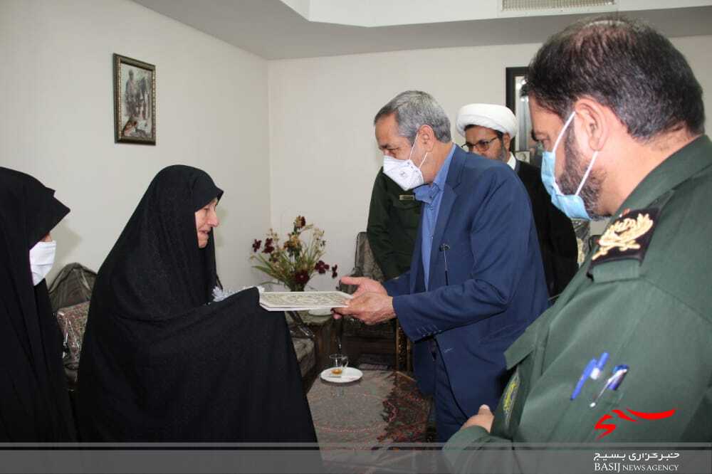 دیدار فرمانده سپاه ثارالله از خانواده شهدای روحانی دیدار فرمانده سپاه ثارالله از خانواده شهدای روحانی
