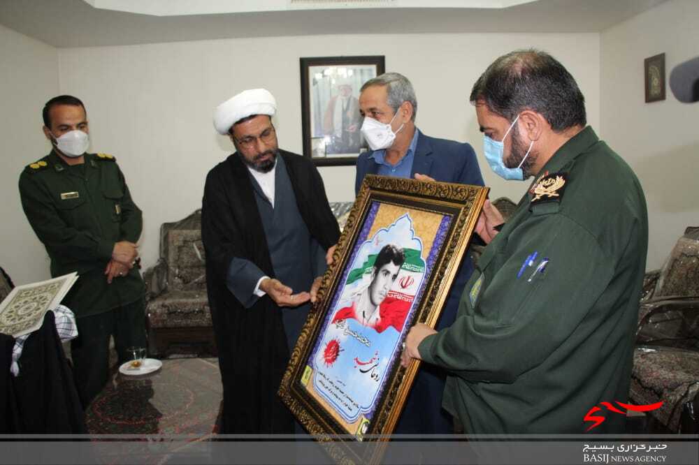 دیدار فرمانده سپاه ثارالله از خانواده شهدای روحانی دیدار فرمانده سپاه ثارالله از خانواده شهدای روحانی