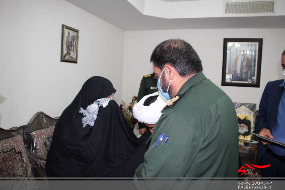 دیدار فرمانده سپاه ثارالله از خانواده شهدای روحانی دیدار فرمانده سپاه ثارالله از خانواده شهدای روحانی