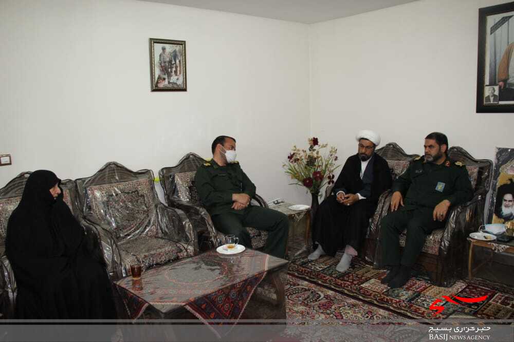 دیدار فرمانده سپاه ثارالله از خانواده شهدای روحانی دیدار فرمانده سپاه ثارالله از خانواده شهدای روحانی