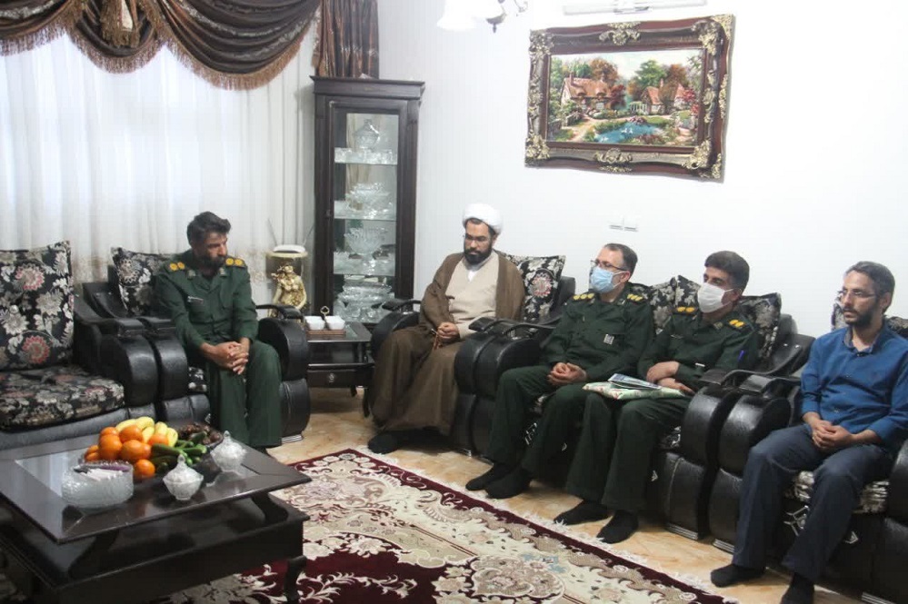 دیدار مسئولان ناحیه امام حسن(ع) با خانواده دو جهادگر بسیجی