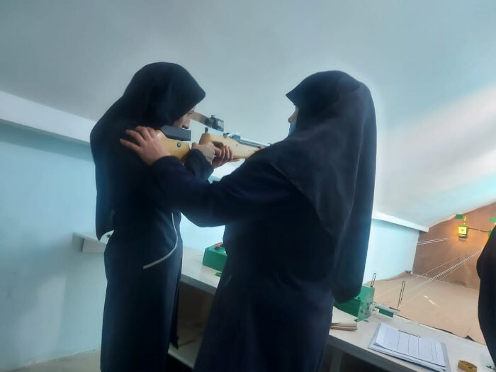 استعدادیابی، رکورد گیری و مسابقه در بین دختران دانش&zwnj;آموز بسیجی در رشته تیراندازی