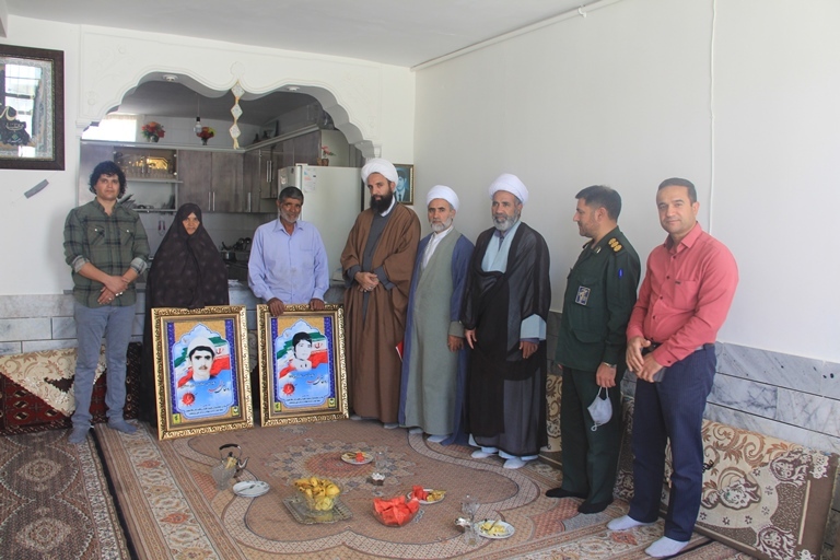 دیدار مسئول دفتر نمایندگی ولی فقیه در سپاه انصارالرضا(علیه السلام) با خانواده روحانی شهید علیزاده در قاین