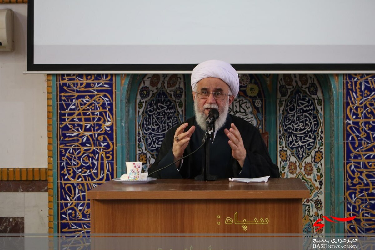 امام خمینی(ره) علمدار مبارزه با مستکبرین در جهان بوده است