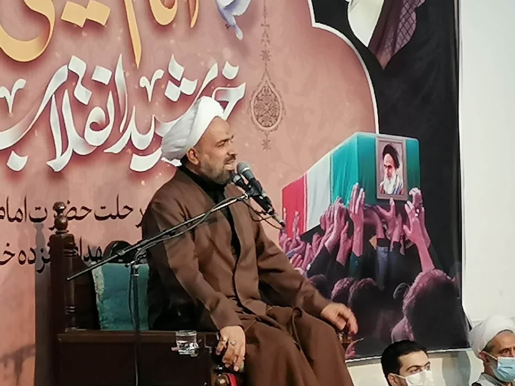 ویژگی‌های بارز امام خمینی (ره) الگویی برای جوانان