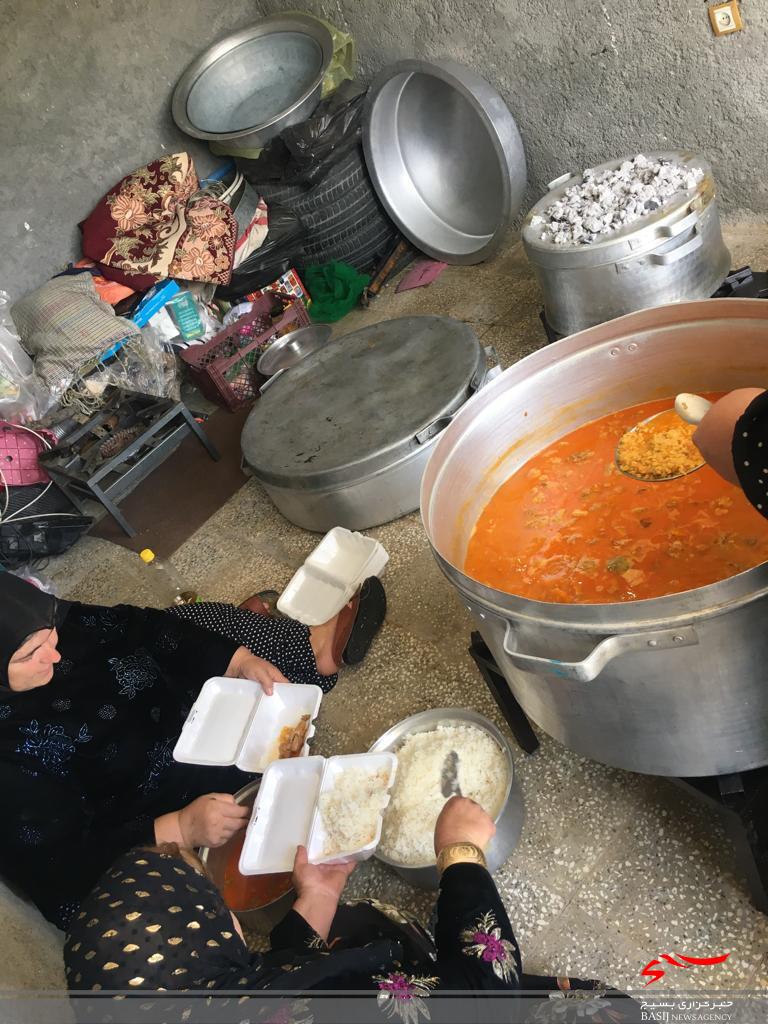 طبخ و توزیع ۴۵۰ پرس غذای نذری توسط گروه جهادی سردار شهید مصطفی زبیر بخشیان سازمان بسیج جامعه پزشکی سپاه فتح استان