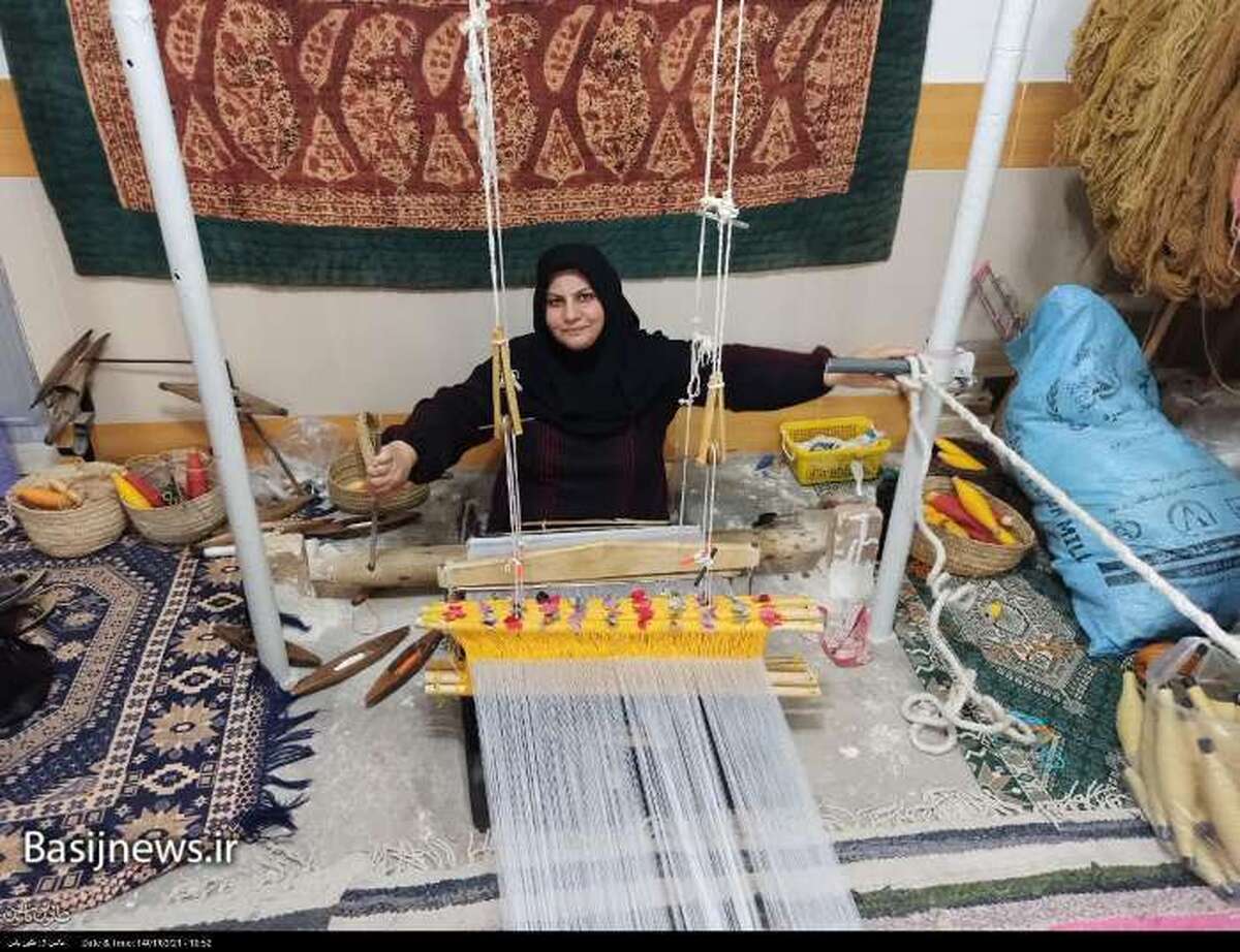 احیای هنرکاربافی در دستان بانوی فعال کویر رقم خورد/ کرباس تحفه ی پرنقش استان اصفهان