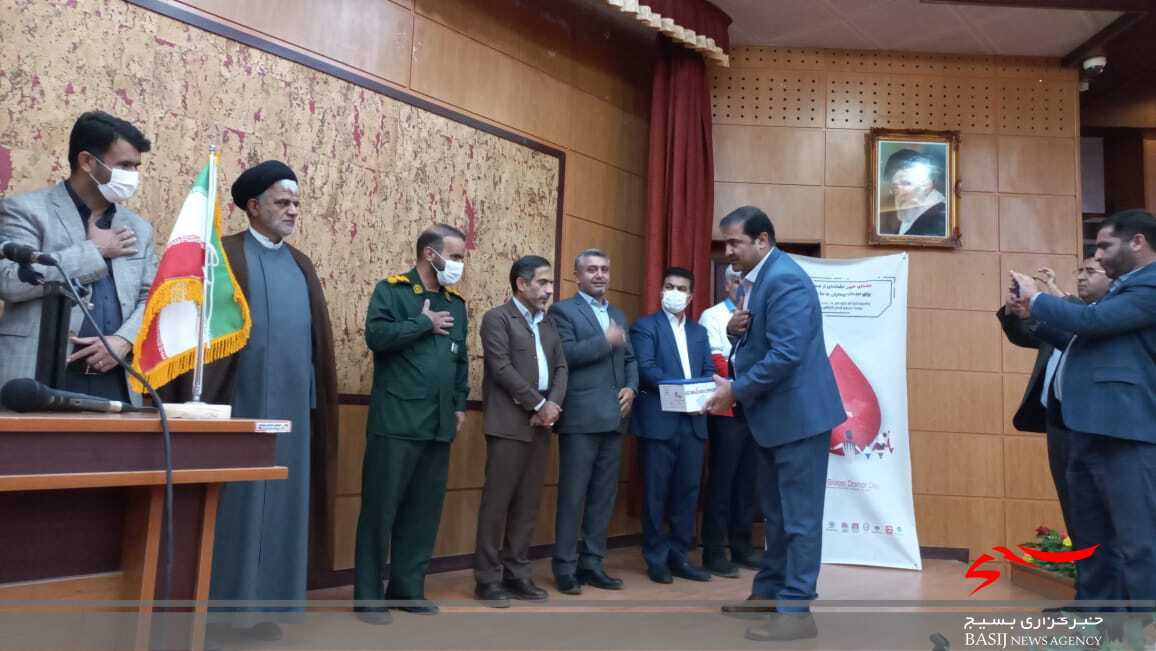 تقدیر از مدیرعامل کوبودنا به عنوان اهدا کننده مستمر خون و خیر حوزه سلامت در کهگیلو و بویراحمد