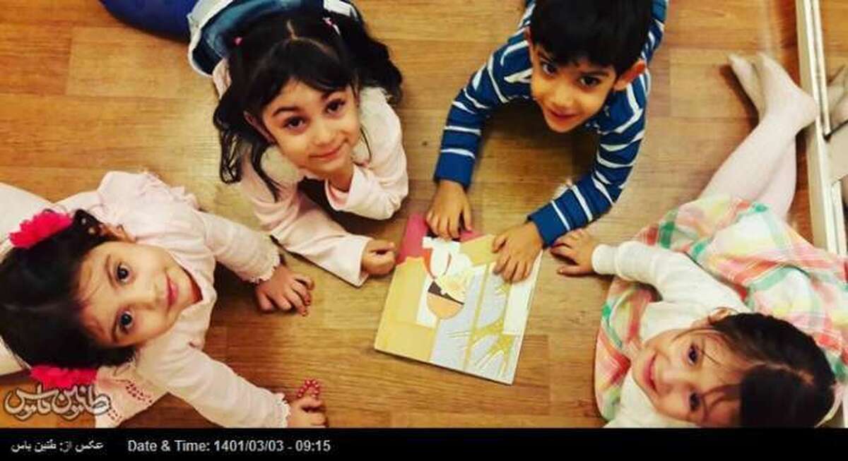 مسئولان از مادران شاغل حمایت کنند