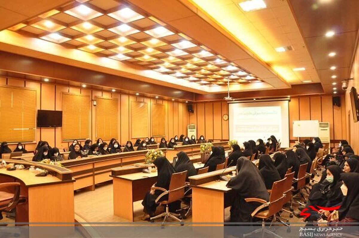 پوشش زن مسلمان مانع آسیب وی در جامعه/آموزه های دینی رسانه ای شود