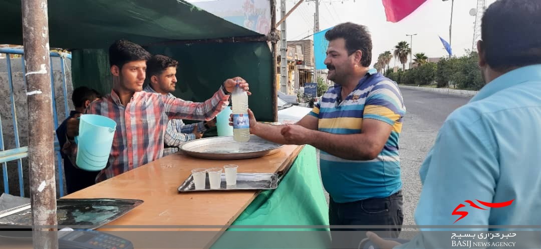 توزیع شربت و شیرینی به مناسبت فرارسیدن عید غدیر در موکب غدیر شهرستان فاریاب توسط هیئت منتظران مهدی (عج) با همکاری مردم و پاسداران و بسیجیان شهرستان
