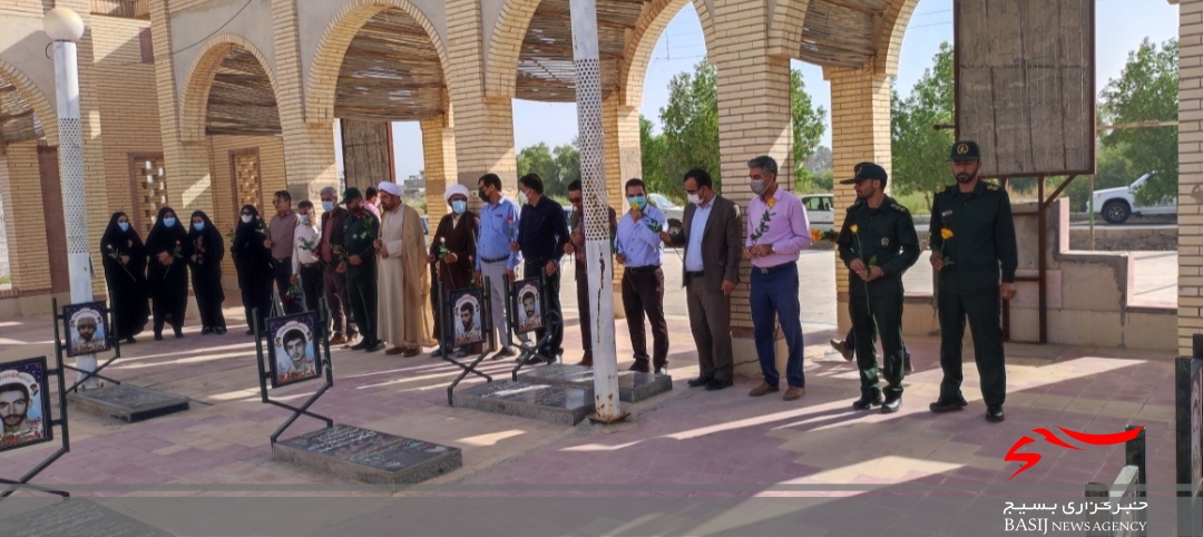 غبار روبی گلزار شهدا با حضور مسئولین و جمعی از پاسداران ناحیه مقاومت بسیج شهرستان فاریاب به مناسبت روز بهزیستی