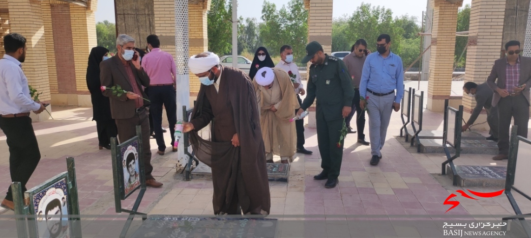 غبار روبی گلزار شهدا با حضور مسئولین و جمعی از پاسداران ناحیه مقاومت بسیج شهرستان فاریاب به مناسبت روز بهزیستی