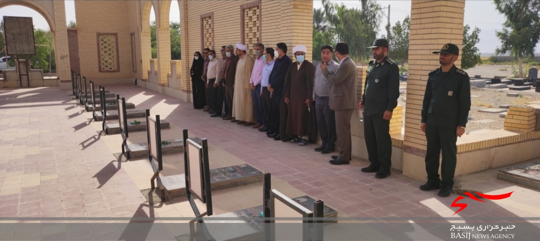 غبار روبی گلزار شهدا با حضور مسئولین و جمعی از پاسداران ناحیه مقاومت بسیج شهرستان فاریاب به مناسبت روز بهزیستی