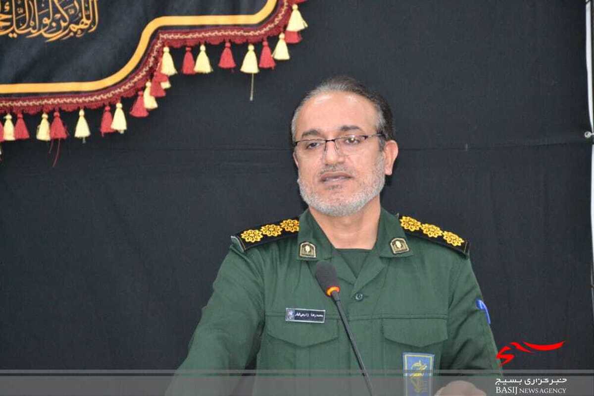 راه شهیدان راه امام حسین علیه السلام هست که این راه هیچ وقت خاموش و از بین نمیرود