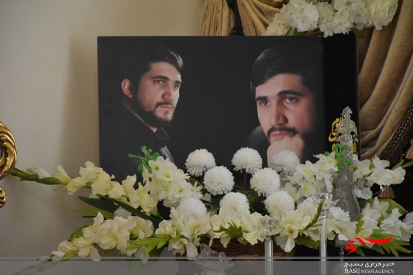 دیدار فرمانده قرارگاه منطقه ای سپاه عاشورا و جمعی از مسئولان نظامی و استانی با خانواده محمدباقر منصوری