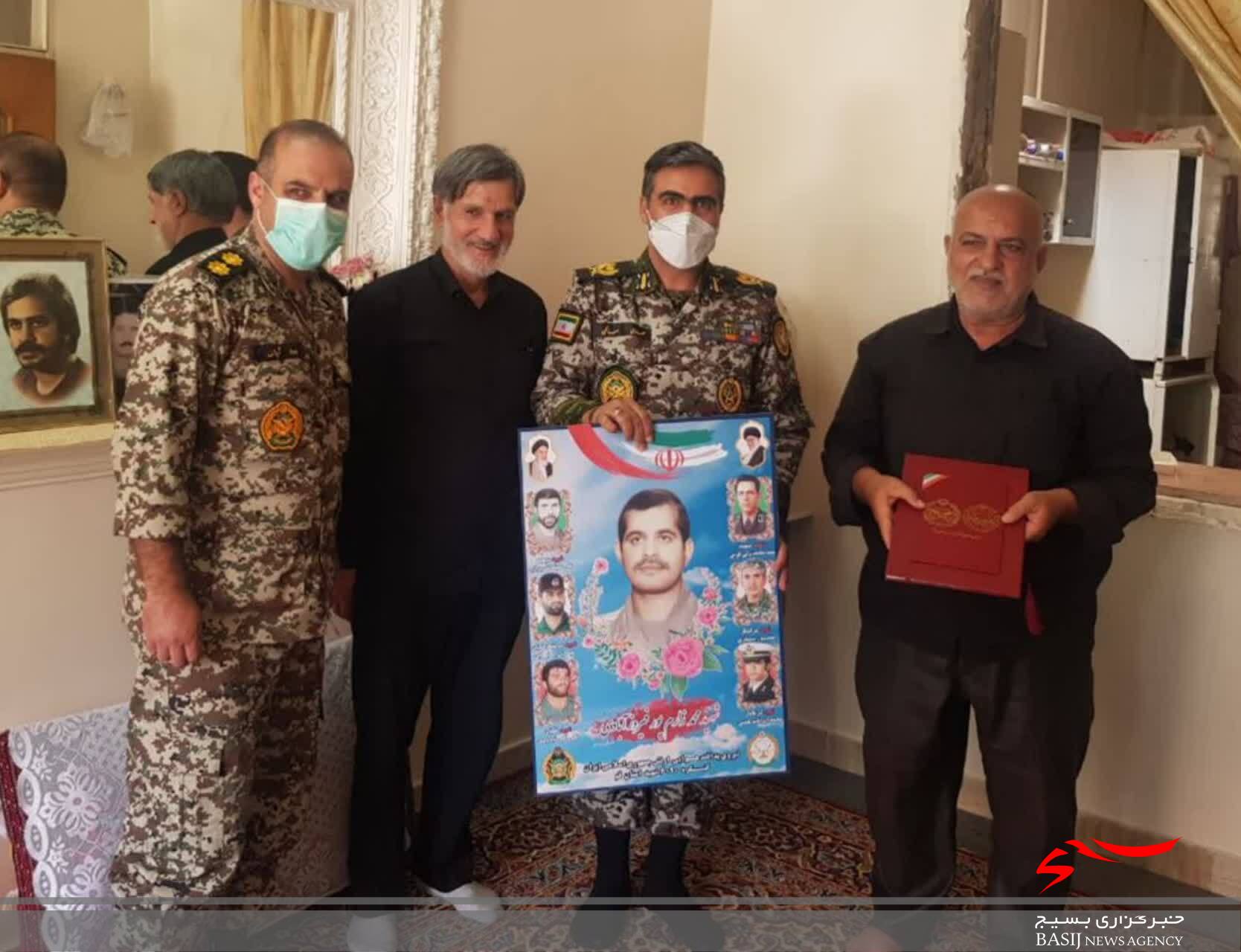 فرماندهان ارشد پدافند هوایی ارتش از ۵۰ خانواده شهید در قم تجلیل کردند