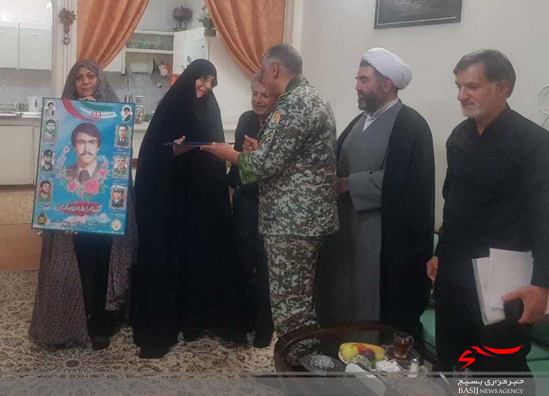 فرماندهان ارشد پدافند هوایی ارتش از ۵۰ خانواده شهید در قم تجلیل کردند
