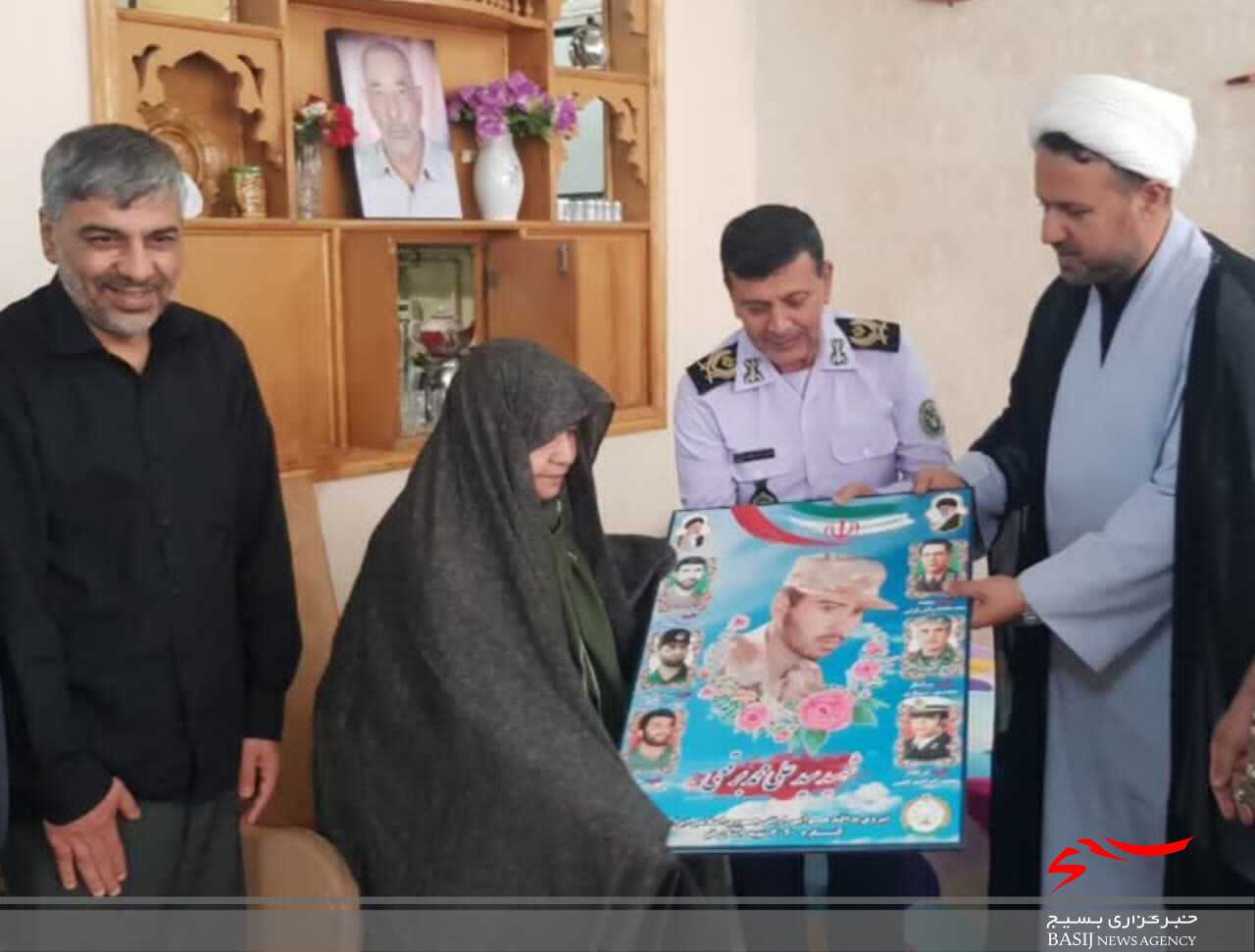 فرماندهان ارشد پدافند هوایی ارتش از ۵۰ خانواده شهید در قم تجلیل کردند