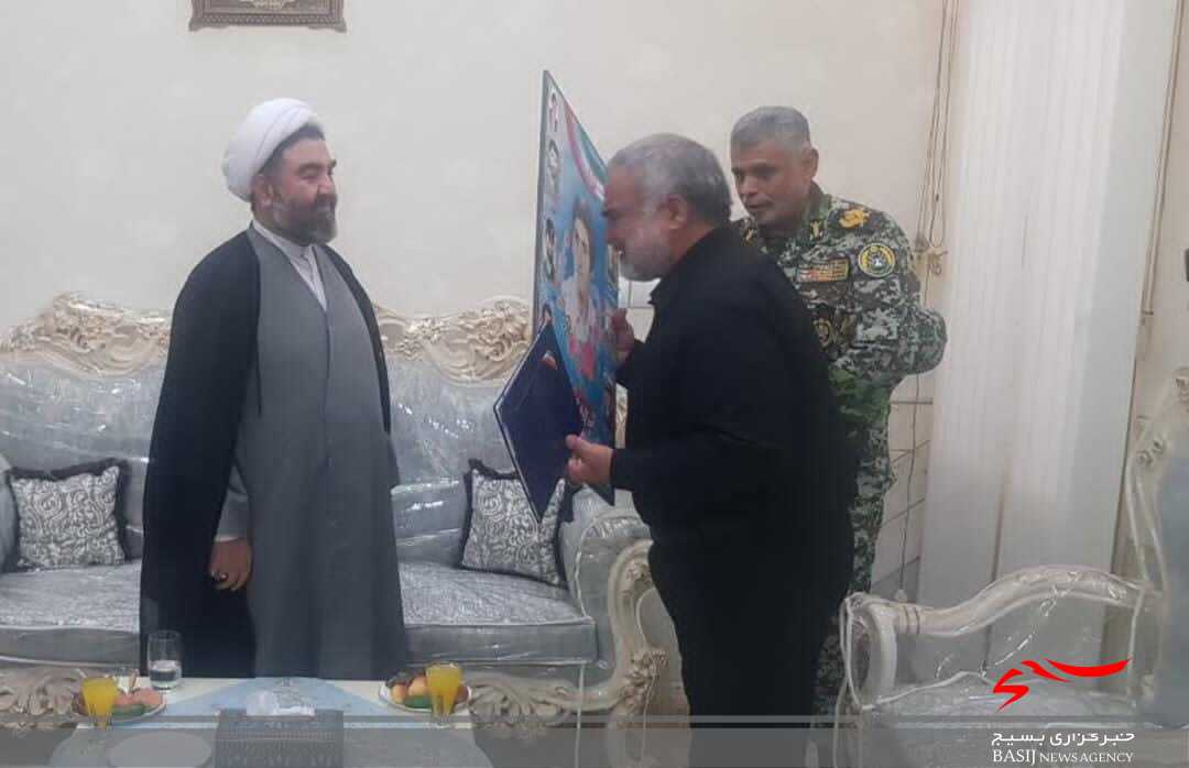 فرماندهان ارشد پدافند هوایی ارتش از ۵۰ خانواده شهید در قم تجلیل کردند