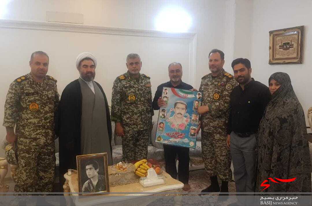 فرماندهان ارشد پدافند هوایی ارتش از ۵۰ خانواده شهید در قم تجلیل کردند