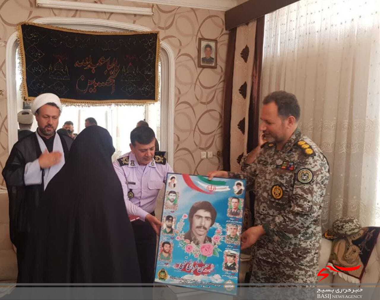 فرماندهان ارشد پدافند هوایی ارتش از ۵۰ خانواده شهید در قم تجلیل کردند